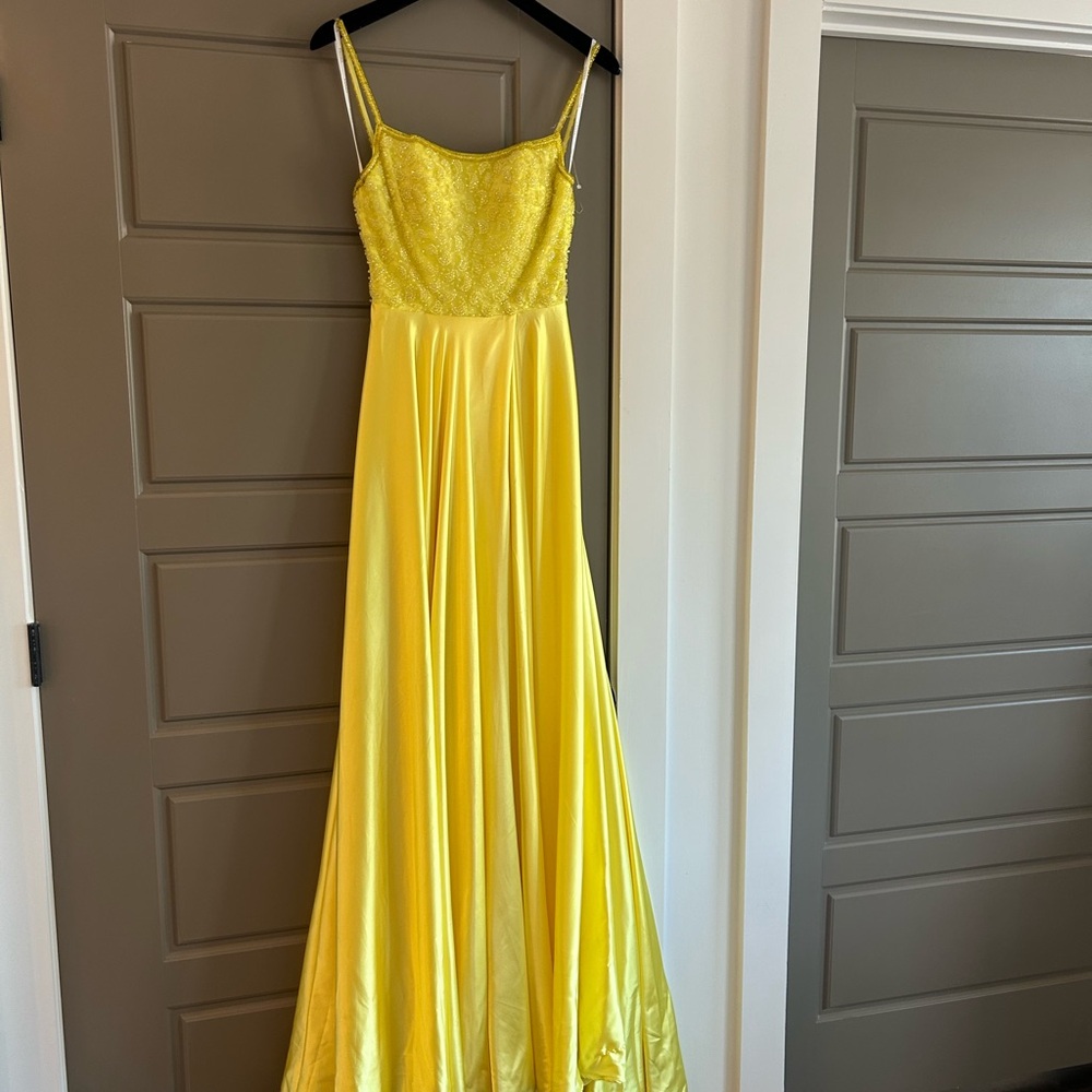 Designer prom dress 💛💛💛